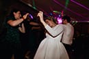 La mariée dansent pendant la soirée