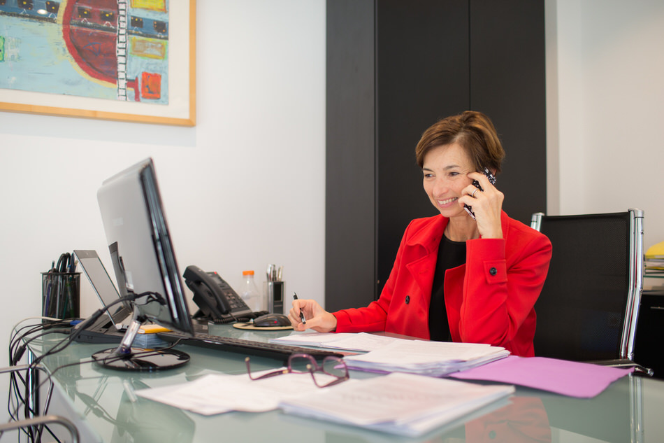 Portrait d'une salarié au téléphone