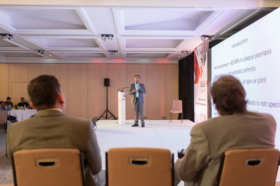 Les invités participent au séminaire