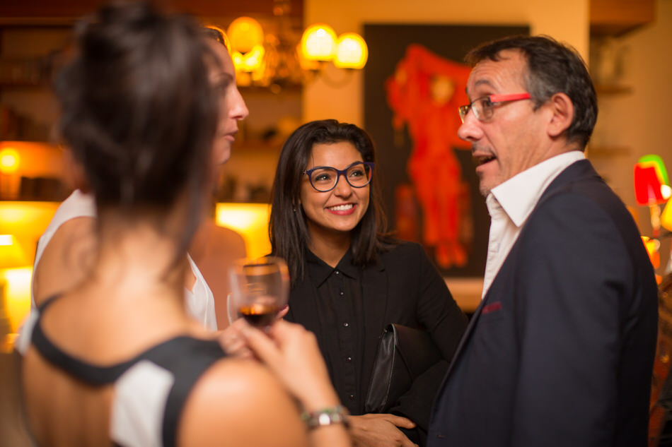 Cocktail ou les invités discutent