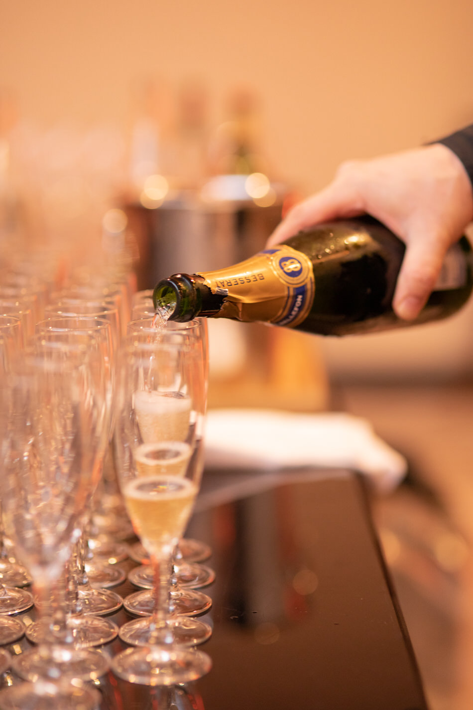 Champagne servit pour les invités lors d'un cocktail entreprise