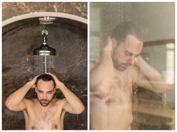 le marié prend une douche