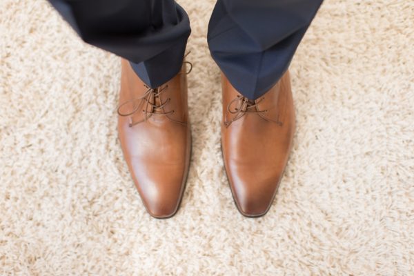 les chaussures du marié avec un angle particulier