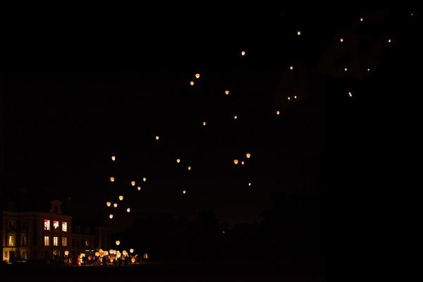chateau avec lâché de luminaires