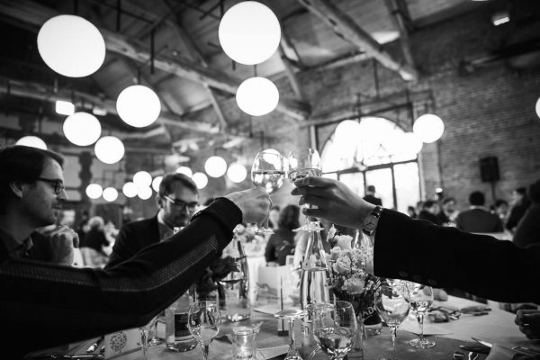 les invités trinquent lors du mariage