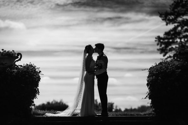 mariés qui s'embrassent à la tombée de la nuit