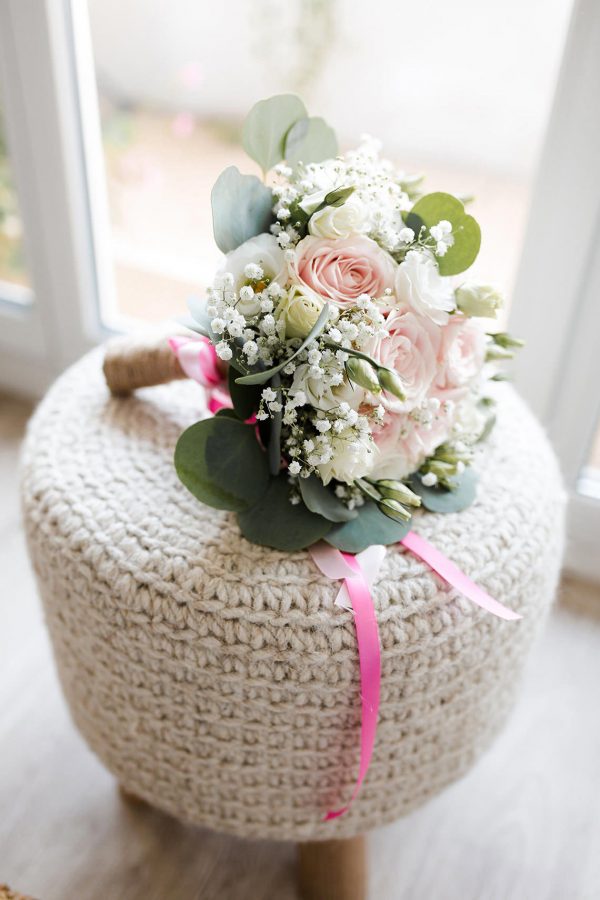 bouquet de la mariée composée de roses blanches et roses