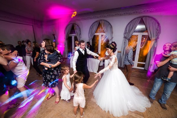 soirée dansante entre les enfants et les mariés