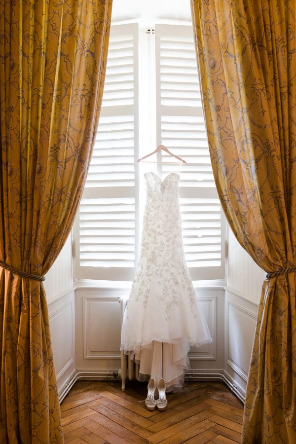 la robe de mariage suspendue avec les chaussures