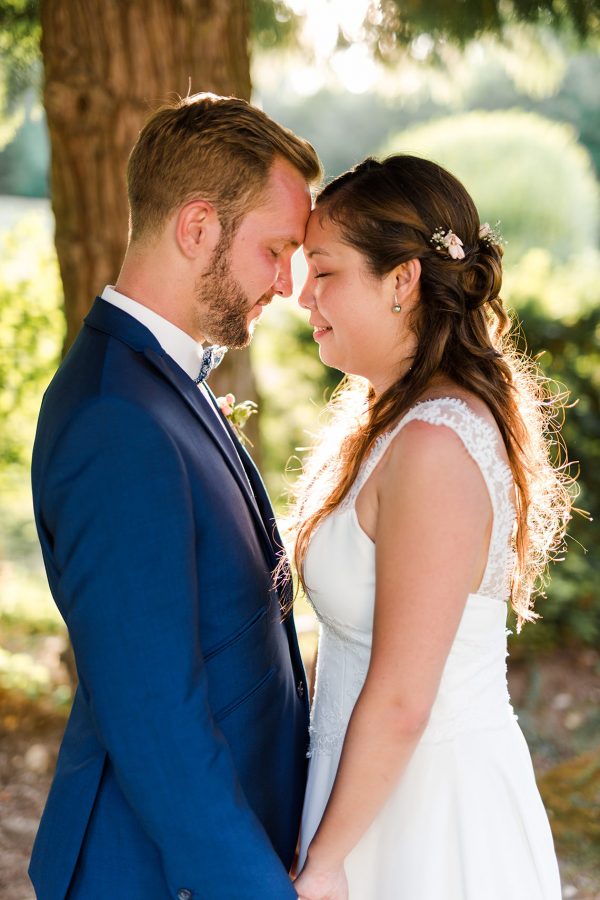 couple de mariés face à face