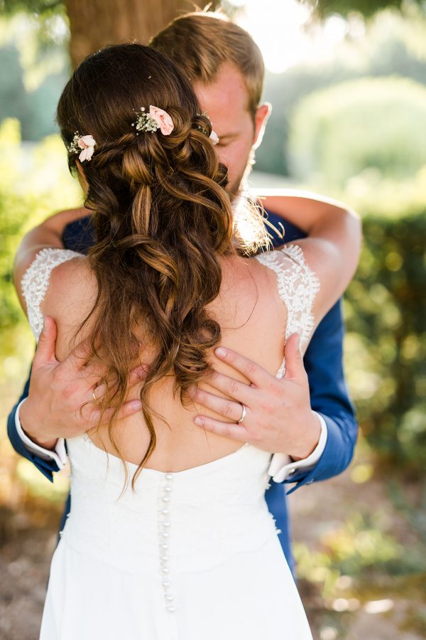 les mariés se tiennent tendrement