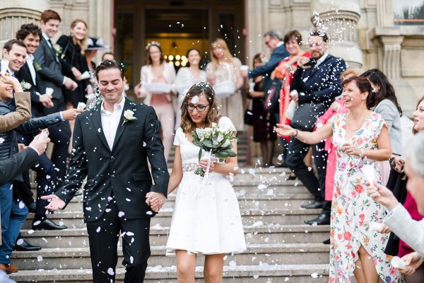 les mariés à la sortie de la mairie sous les cotillons