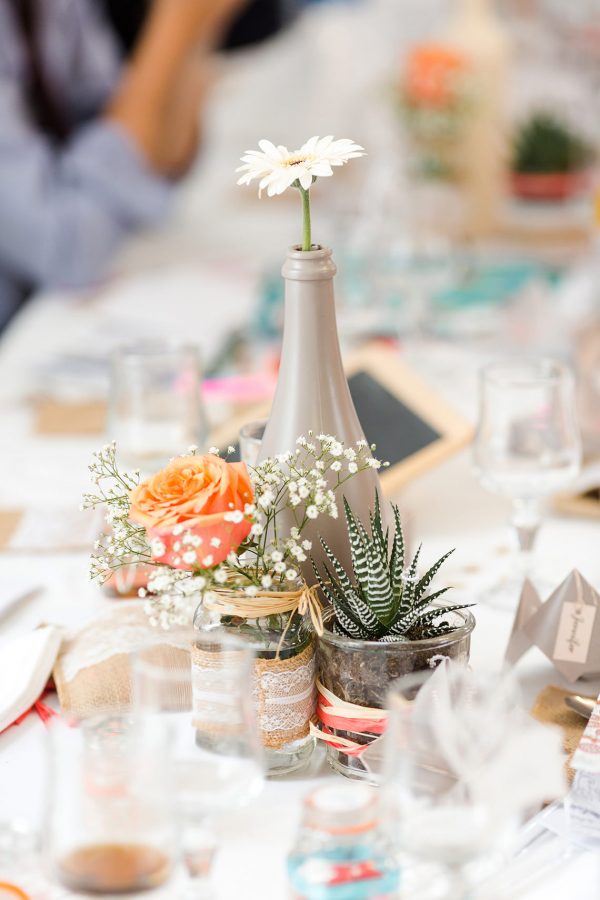 petits bouquets sur une table de mariage
