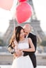  Couple posant devant la tour eiffel avec des ballons