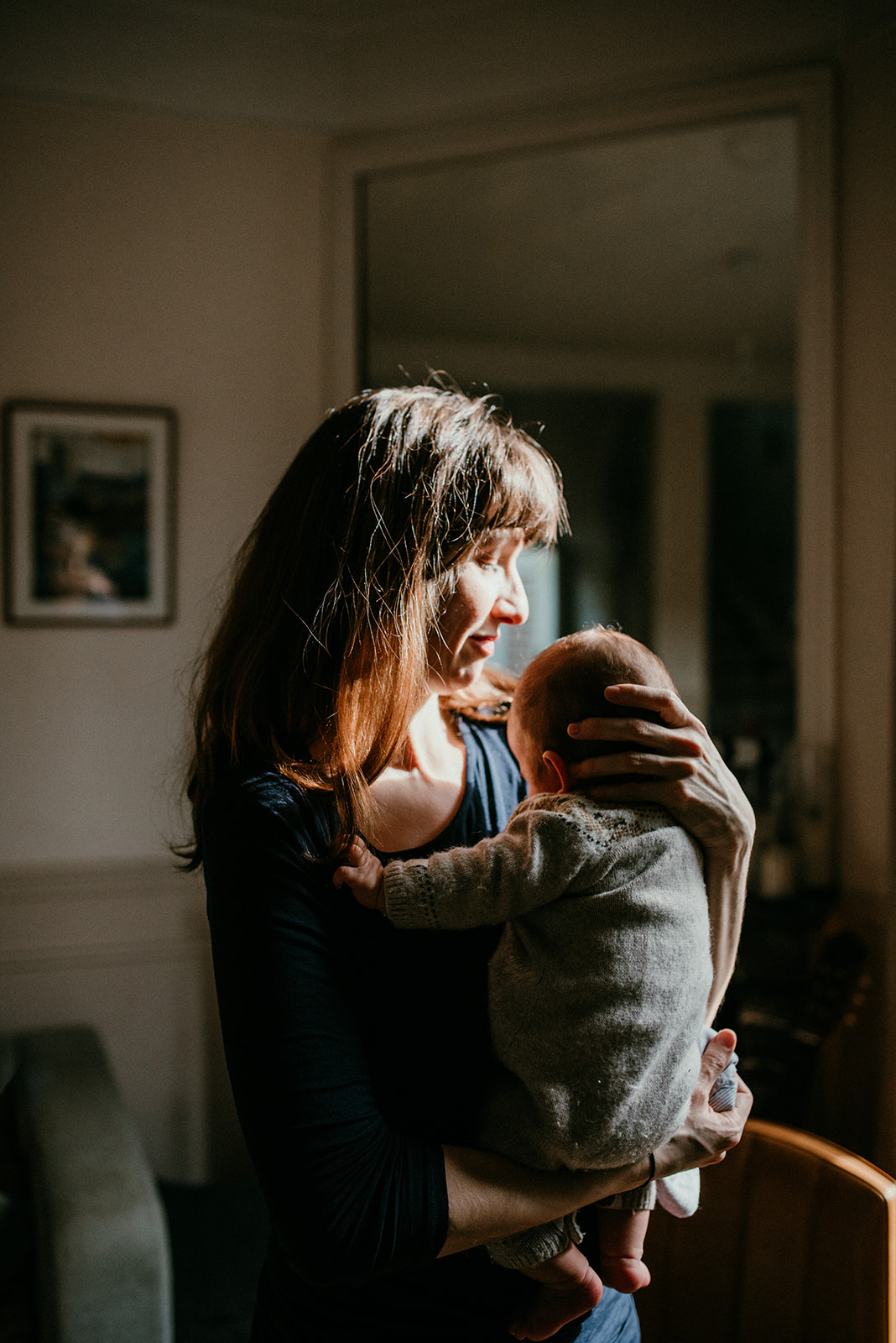seance photo famille a domicile maman et bebe dans les bras
