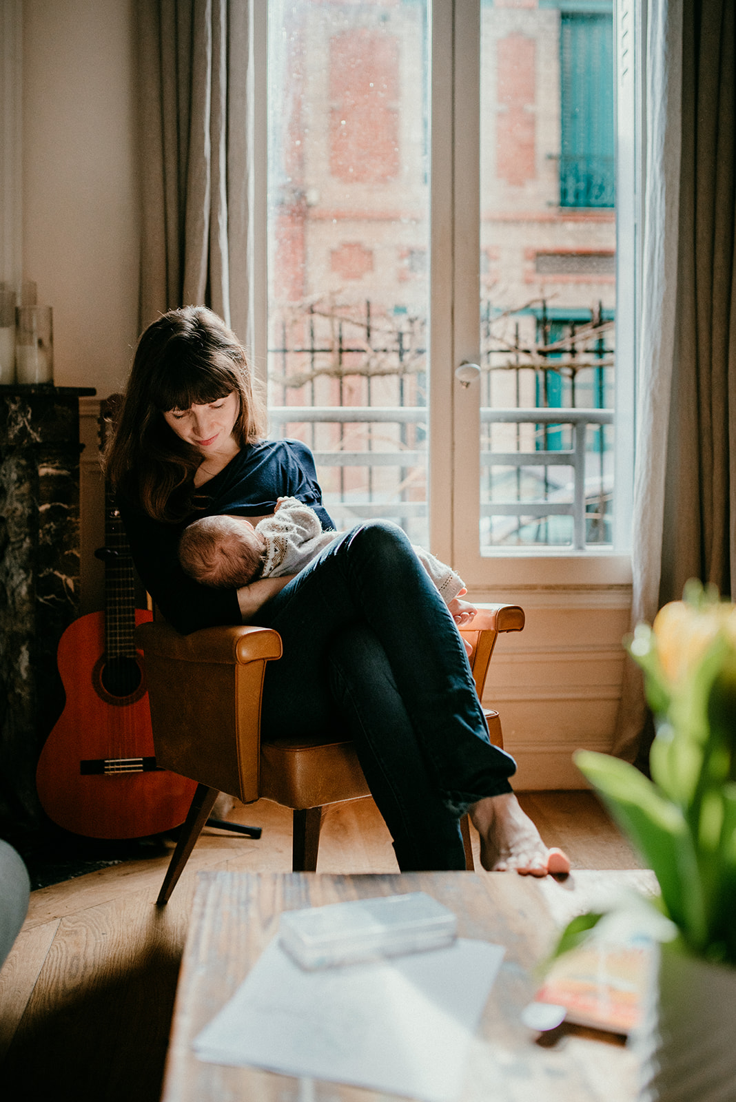 seance famille a domicile paris maman allaite son bebe