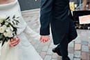 Les mariés se donnent la main