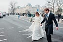 Les mariés traversent la rue parisienne