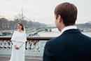 La mariée regarde son époux sur le pont Alexandre III