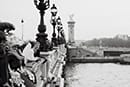 Les époux profitent de la vue depuis le pont Alexandre III