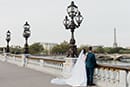 Le couple de mariés regardent la tour Eiffel