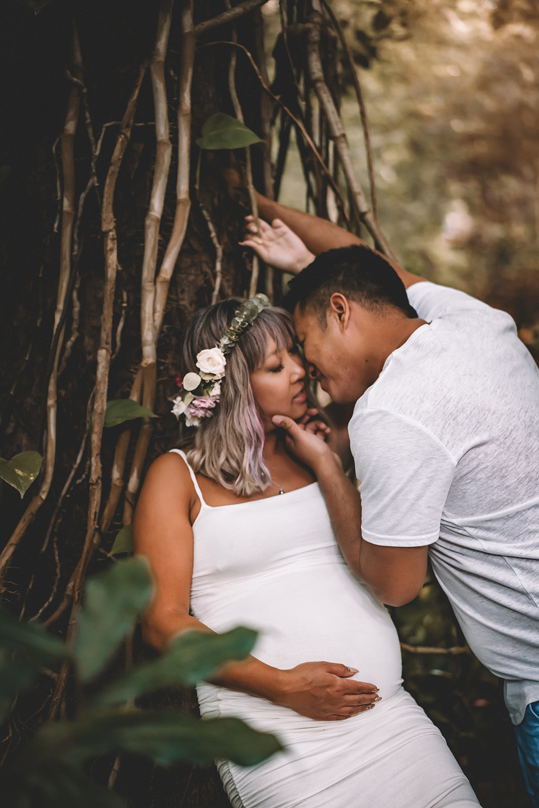 Babymoon photos in Hawaii Forest maternity photoshoot on Oahu