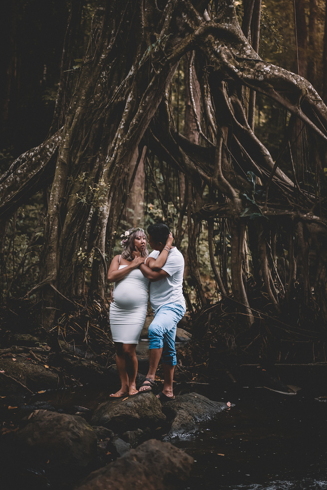 Babymoon photos in Hawaii Forest maternity photoshoot on Oahu