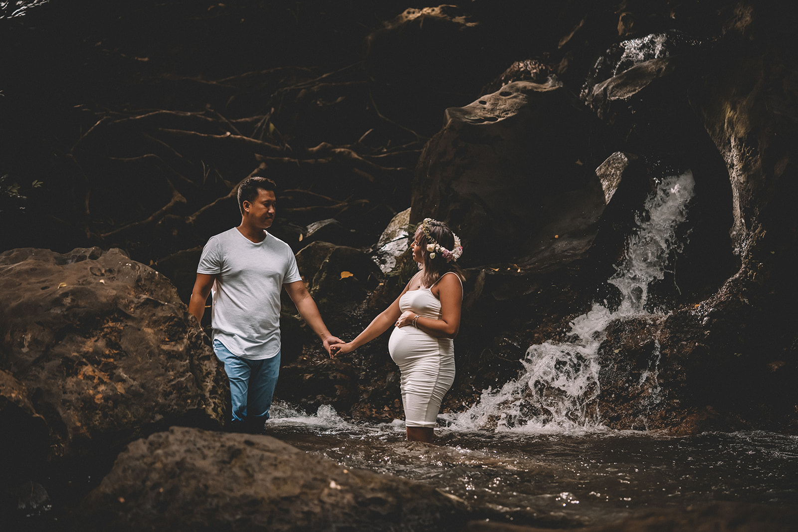 Babymoon photos in Hawaii Forest maternity photoshoot on Oahu