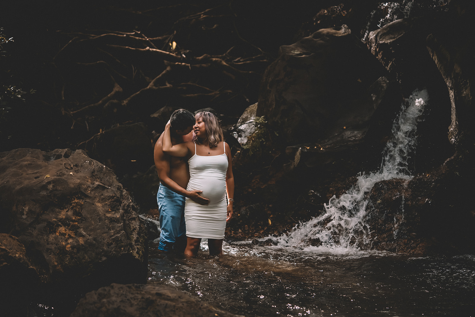 Babymoon photos in Hawaii Underwater Maternity Photos at Sharks Cove on Oahu