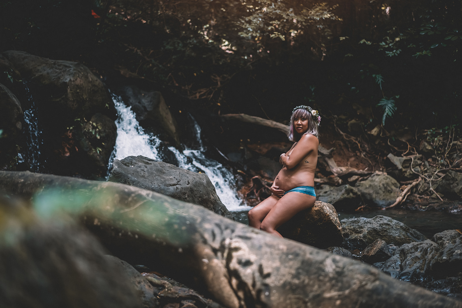 Babymoon photos in Hawaii Forest maternity photoshoot on Oahu