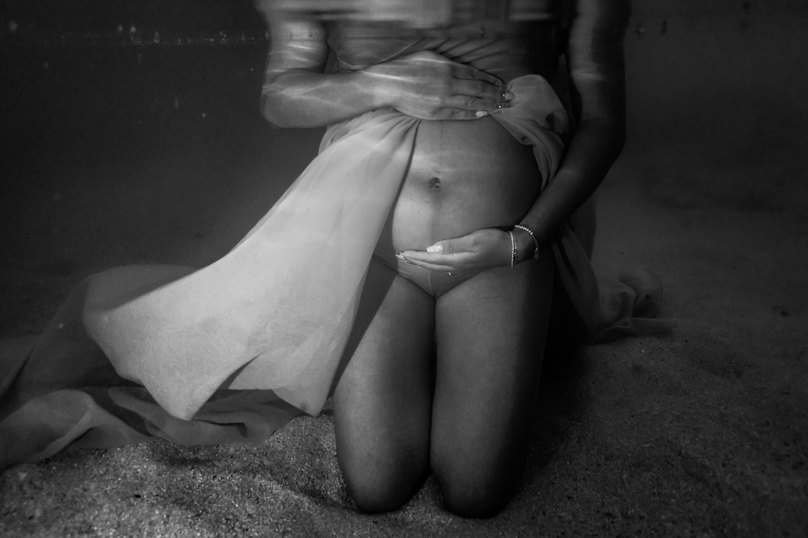 Babymoon photos in Hawaii Underwater Maternity Photos at Sharks Cove on Oahu