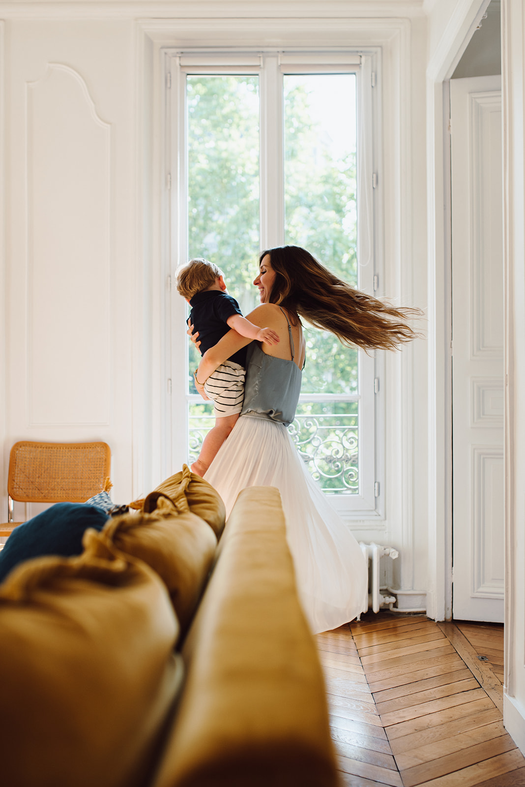 maman danse avec son enfant dans leur salon