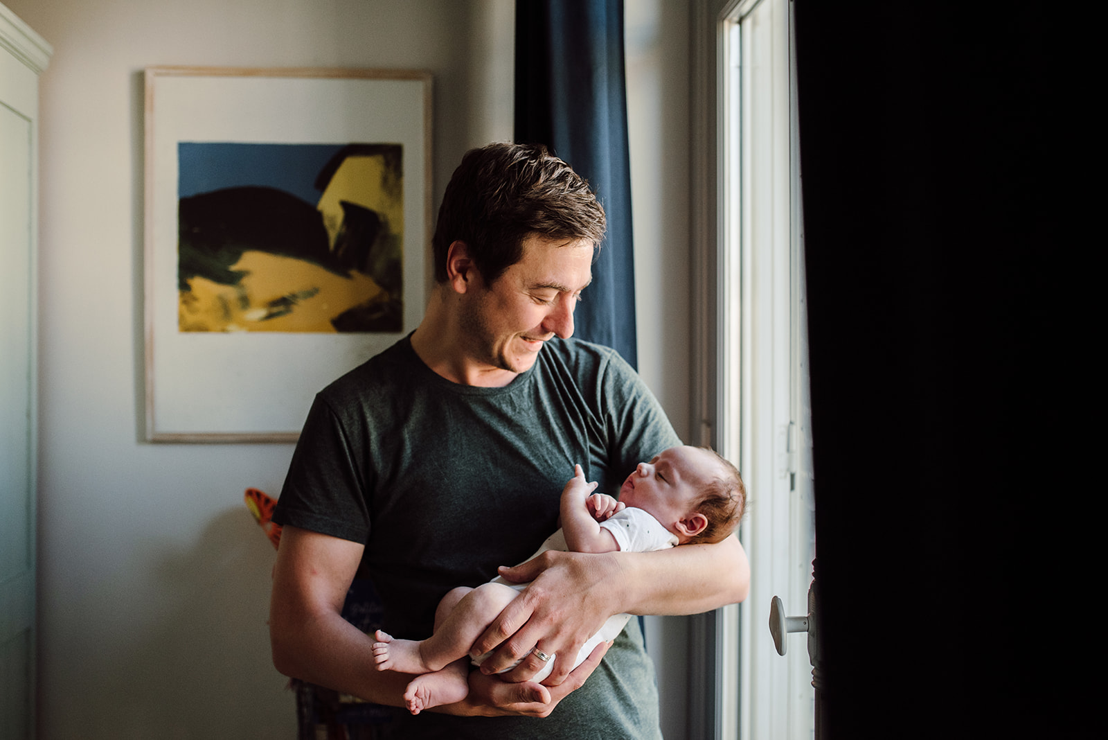 portrait d'un papa et son bebe pendant une seance famille