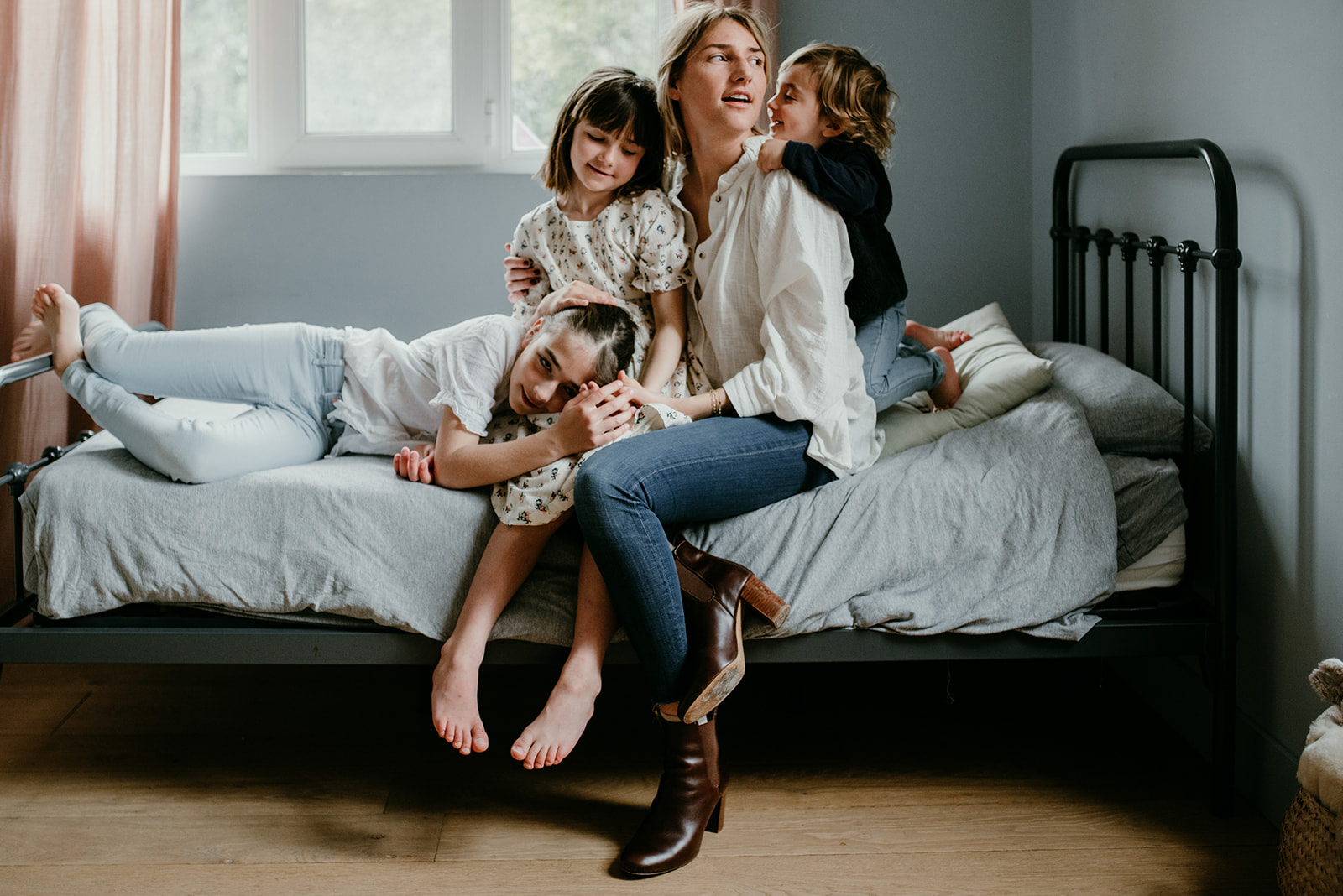 portrait maman et ses trois enfants