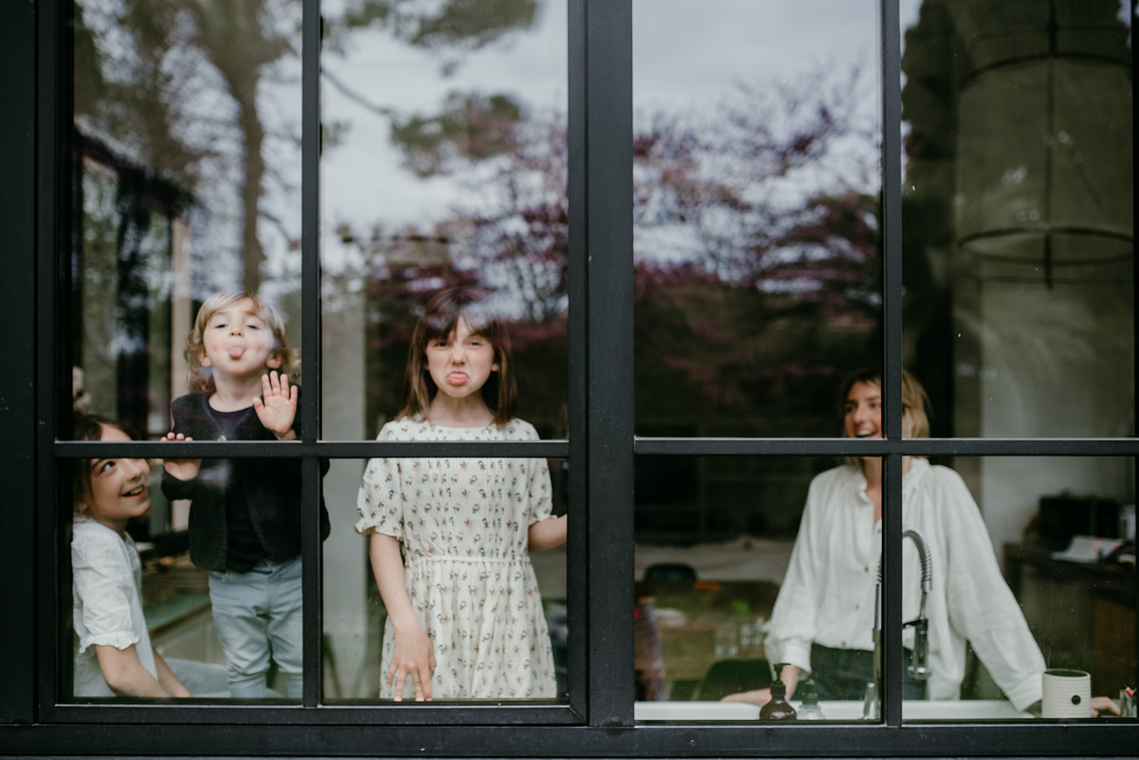 enfants regardent par la fenetre