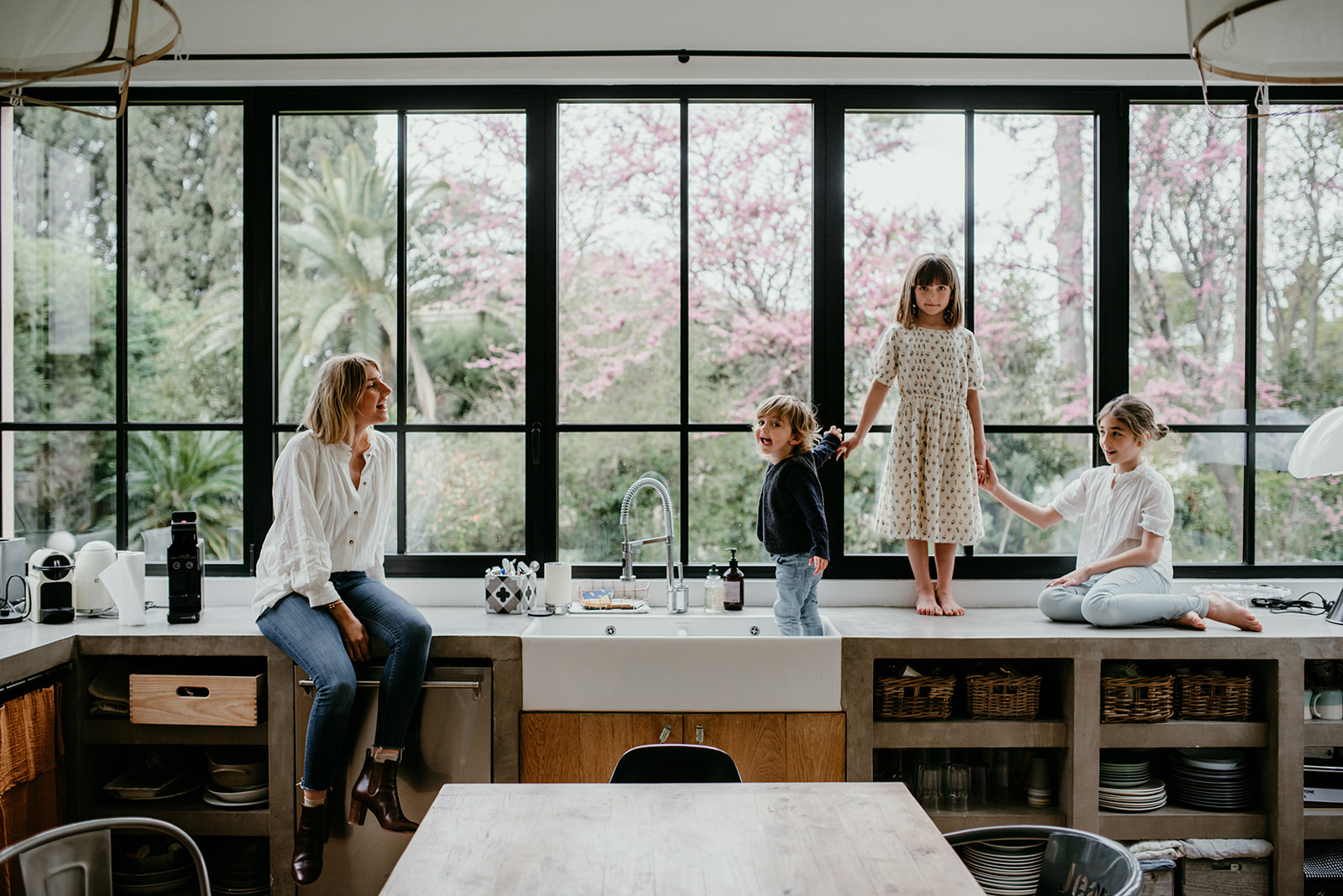 maman et ses trois enfants assis