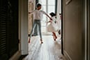 deux petites filles qui dansent dans leur chambre