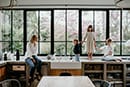 maman et ses trois enfants assis 