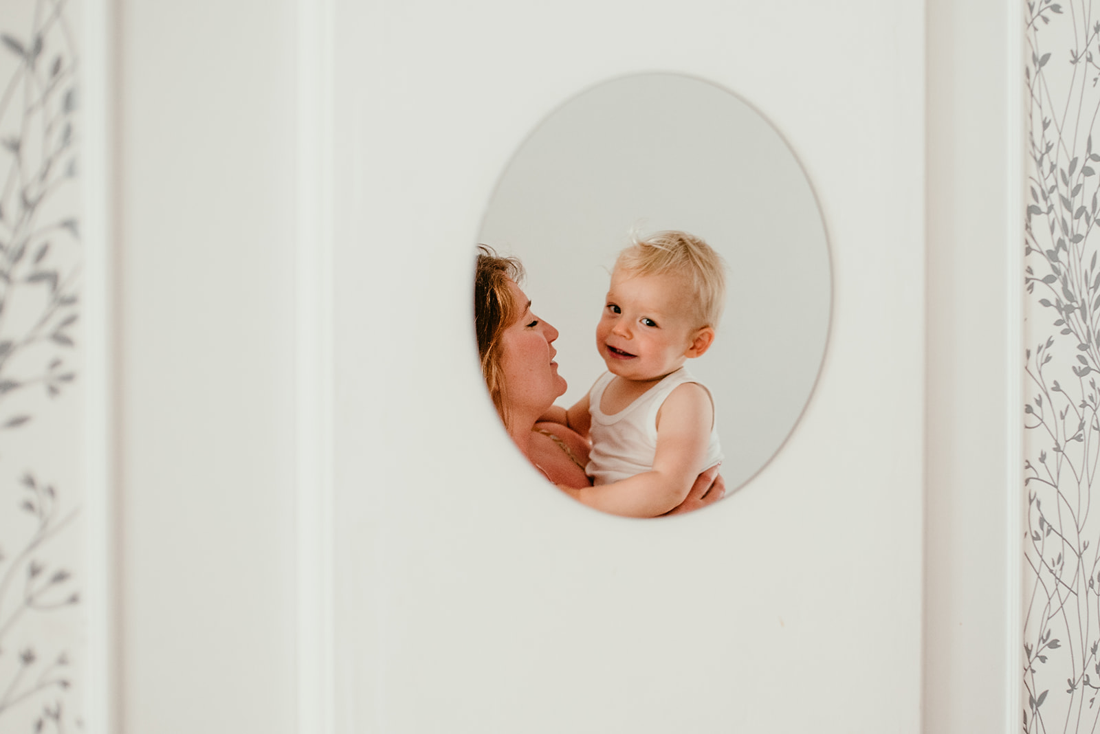 reflet de visage de maman et son bebe