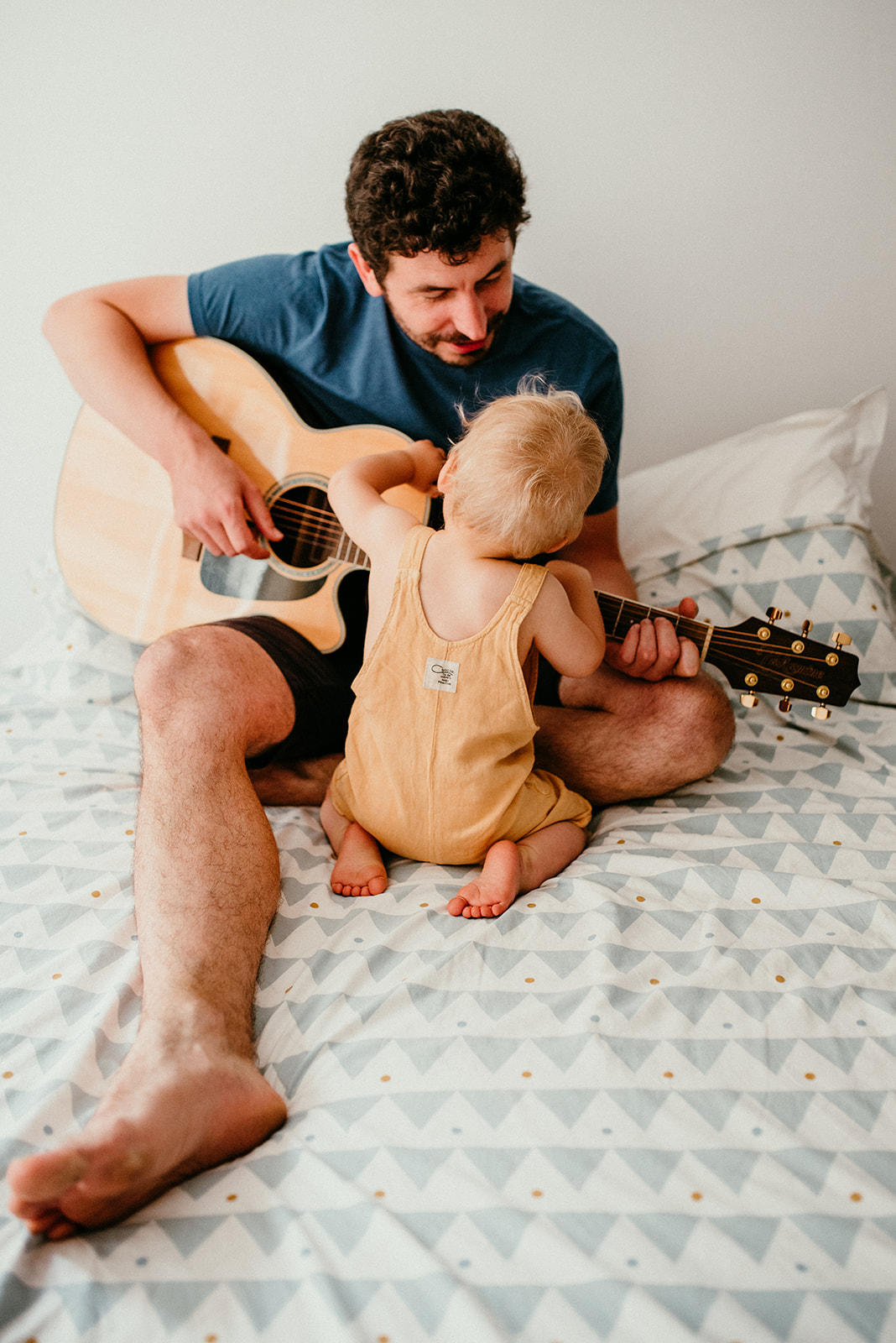 papa a la guitare et son bebe