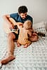 papa a la guitare et son bebe