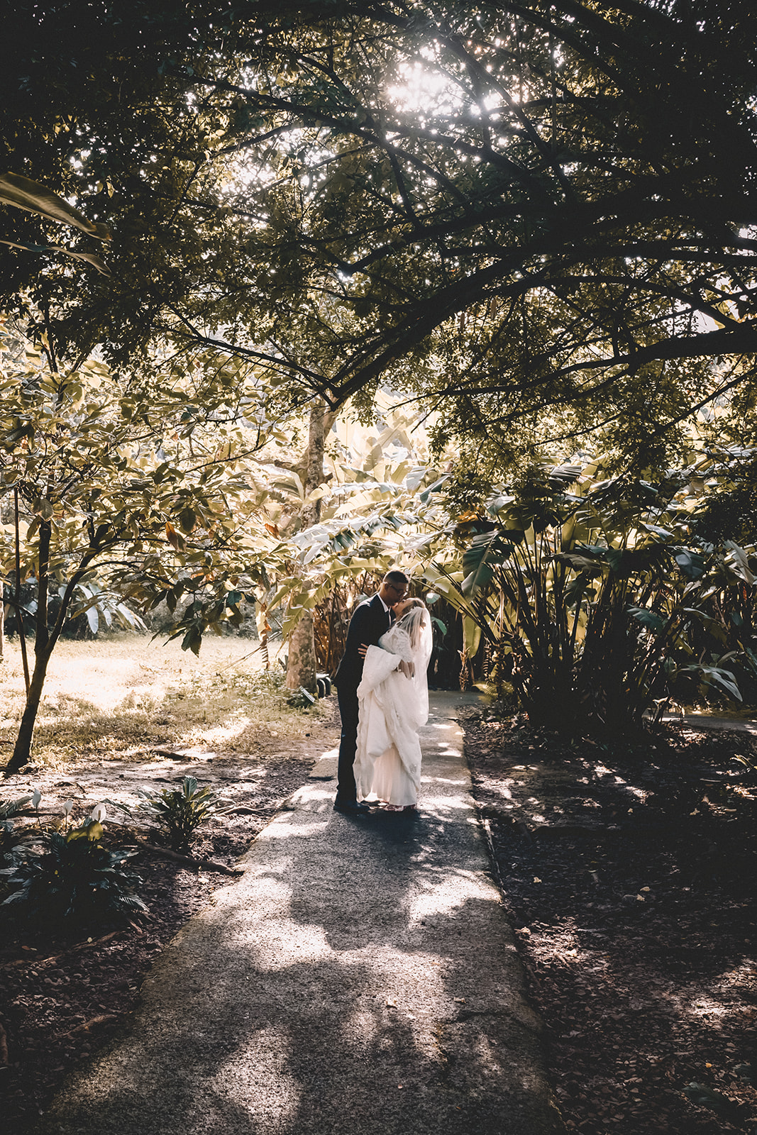 bride and groom kissing hoomaluhia botanical garden