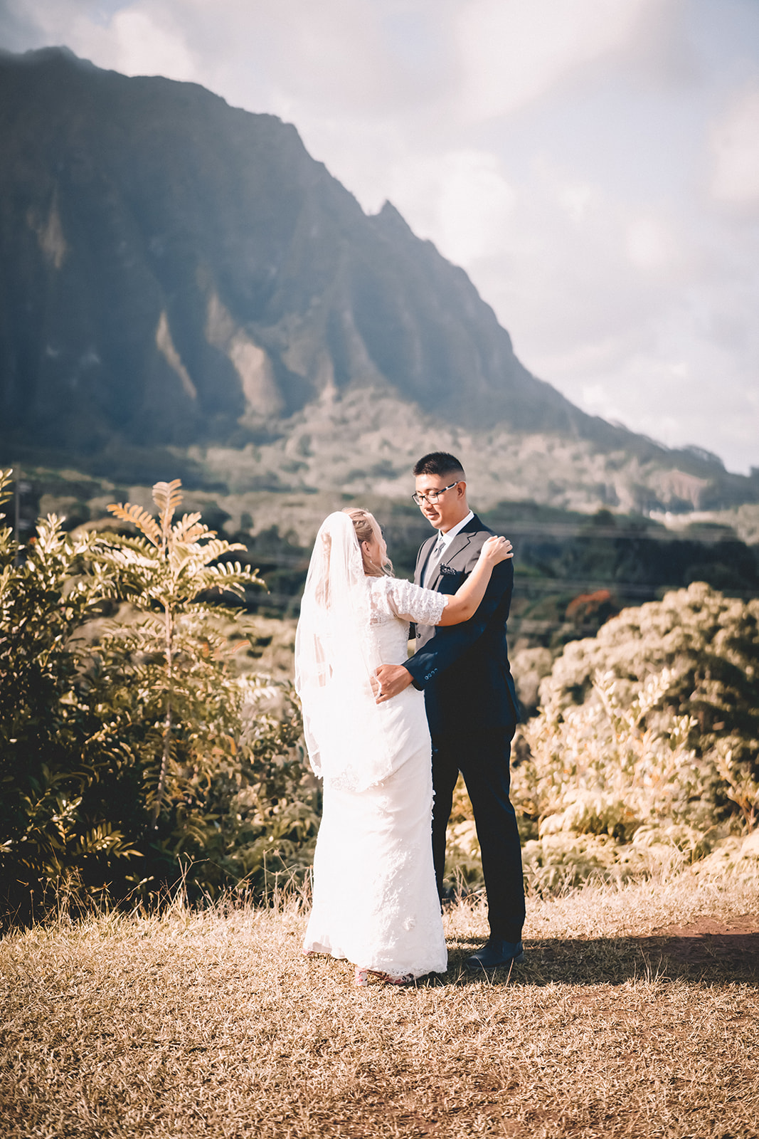 couple dancing in clearing hoomaluhia botanical garden