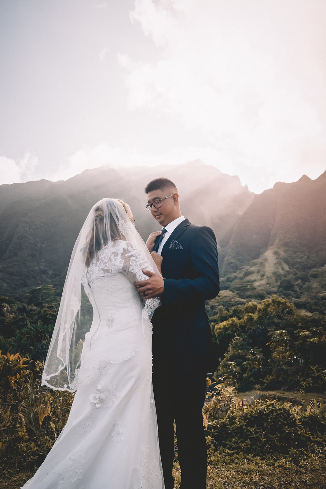 Groom holding bride to be hoomaluhia botanical garden