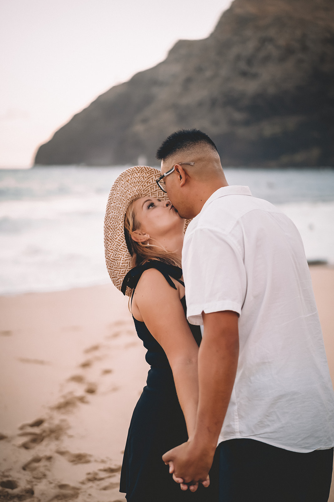 couple kissing holding hands makapuu beach