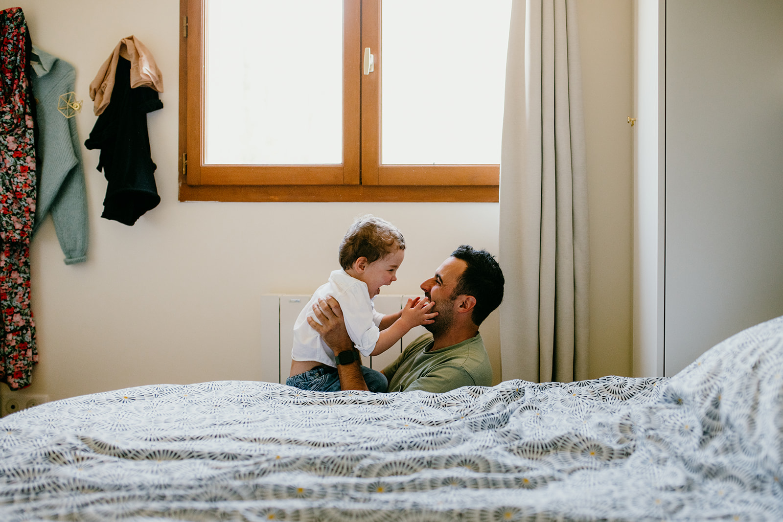 seance famille Pau papa et son enfant rient en se regardant